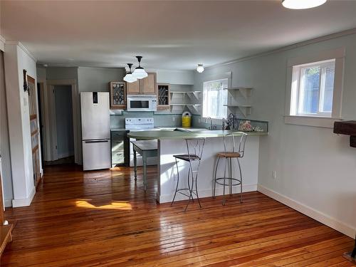 305 1St  Nw Avenue, Nakusp, BC - Indoor Photo Showing Kitchen