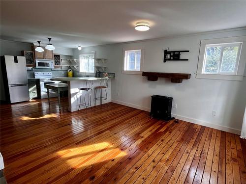 305 1St  Nw Avenue, Nakusp, BC - Indoor