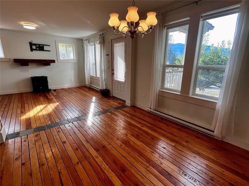 305 1St  Nw Avenue, Nakusp, BC - Indoor Photo Showing Other Room