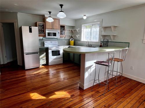 305 1St  Nw Avenue, Nakusp, BC - Indoor Photo Showing Kitchen