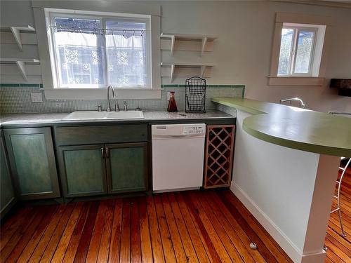 305 1St  Nw Avenue, Nakusp, BC - Indoor Photo Showing Kitchen
