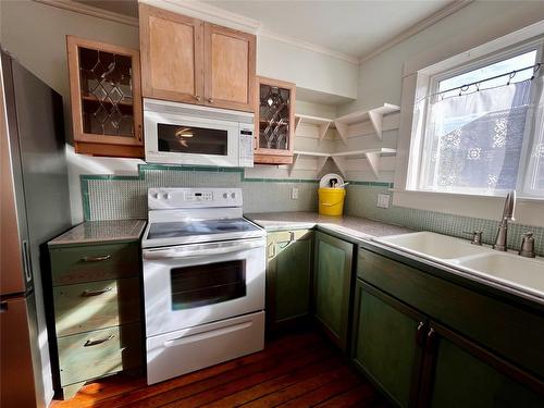 305 1St  Nw Avenue, Nakusp, BC - Indoor Photo Showing Kitchen