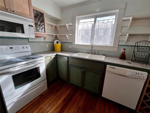 305 1St  Nw Avenue, Nakusp, BC - Indoor Photo Showing Kitchen
