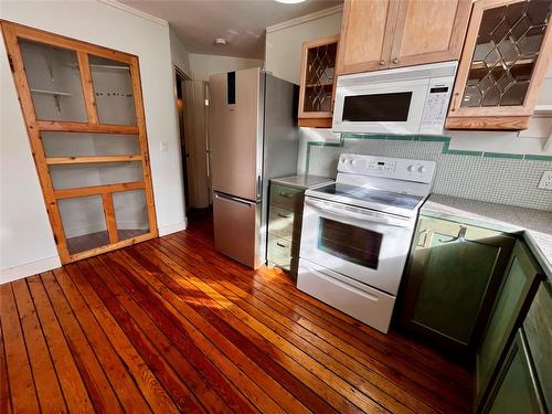 305 1St  Nw Avenue, Nakusp, BC - Indoor Photo Showing Kitchen