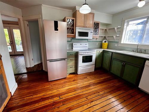 305 1St  Nw Avenue, Nakusp, BC - Indoor Photo Showing Kitchen