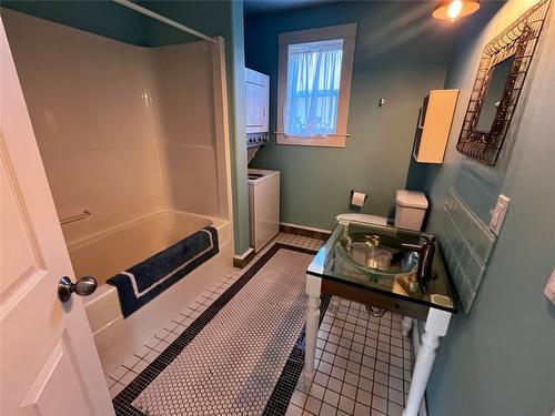 305 1St  Nw Avenue, Nakusp, BC - Indoor