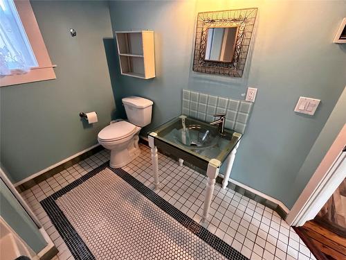 305 1St  Nw Avenue, Nakusp, BC - Indoor Photo Showing Bathroom