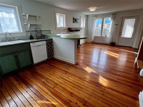 305 1St  Nw Avenue, Nakusp, BC - Indoor Photo Showing Kitchen