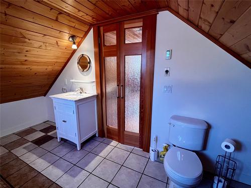 305 1St  Nw Avenue, Nakusp, BC - Indoor Photo Showing Bathroom