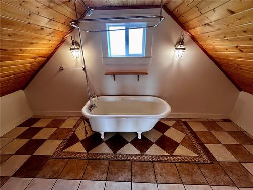 305 1St  Nw Avenue, Nakusp, BC - Indoor Photo Showing Bathroom
