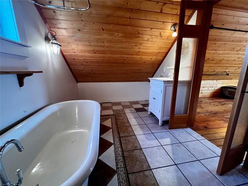 305 1St  Nw Avenue, Nakusp, BC - Indoor Photo Showing Bathroom