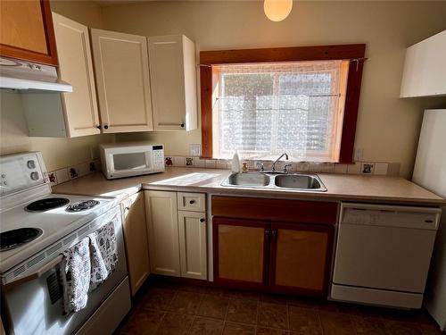 305 1St  Nw Avenue, Nakusp, BC - Indoor Photo Showing Kitchen With Double Sink