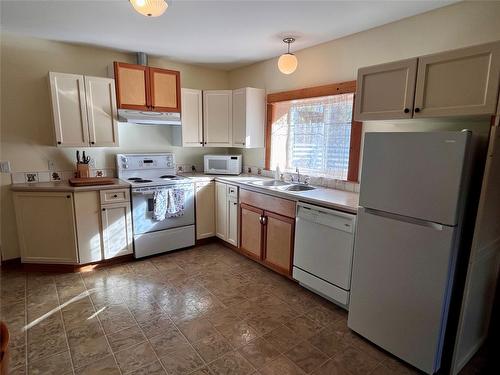 305 1St  Nw Avenue, Nakusp, BC - Indoor Photo Showing Kitchen With Double Sink