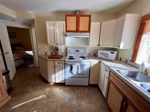 305 1St  Nw Avenue, Nakusp, BC - Indoor Photo Showing Kitchen