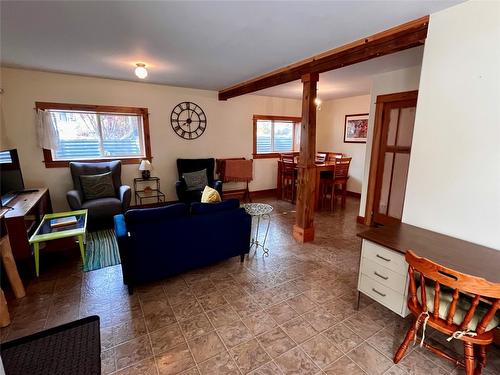 305 1St  Nw Avenue, Nakusp, BC - Indoor Photo Showing Living Room