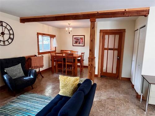305 1St  Nw Avenue, Nakusp, BC - Indoor Photo Showing Living Room