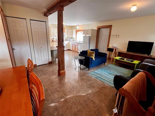 305 1St  Nw Avenue, Nakusp, BC - Indoor