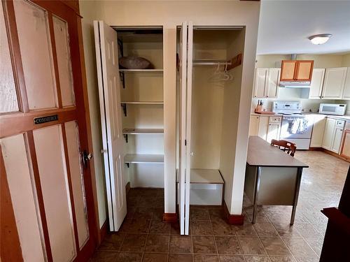 305 1St  Nw Avenue, Nakusp, BC - Indoor Photo Showing Kitchen