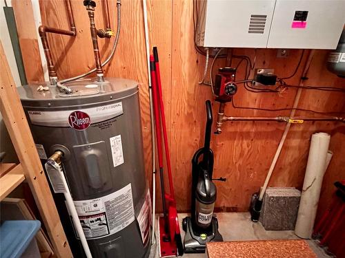 305 1St  Nw Avenue, Nakusp, BC - Indoor Photo Showing Basement