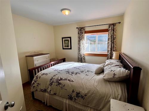 305 1St  Nw Avenue, Nakusp, BC - Indoor Photo Showing Bedroom