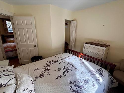 305 1St  Nw Avenue, Nakusp, BC - Indoor Photo Showing Bedroom