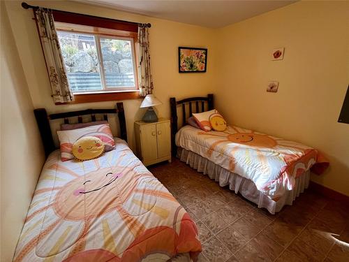 305 1St  Nw Avenue, Nakusp, BC - Indoor Photo Showing Bedroom