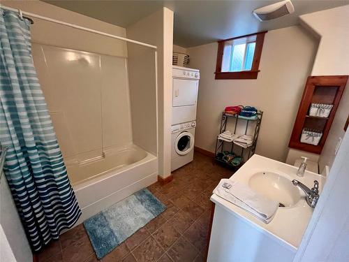 305 1St  Nw Avenue, Nakusp, BC - Indoor