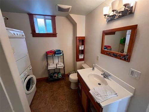 305 1St  Nw Avenue, Nakusp, BC - Indoor