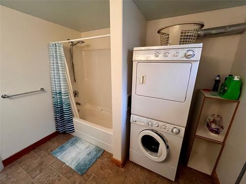 305 1St  Nw Avenue, Nakusp, BC - Indoor Photo Showing Laundry Room