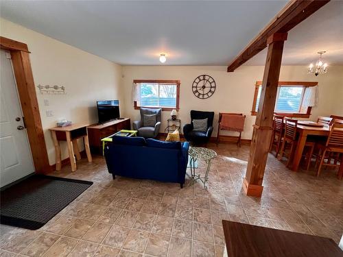 305 1St  Nw Avenue, Nakusp, BC - Indoor Photo Showing Living Room
