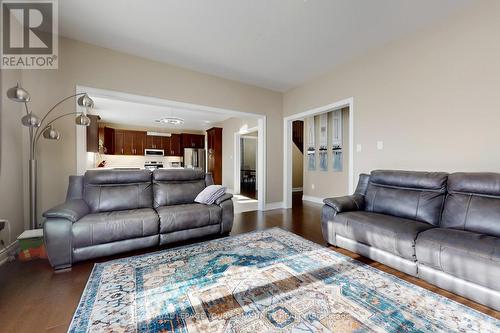 19 Richmond Park Drive, Georgina, ON - Indoor Photo Showing Living Room