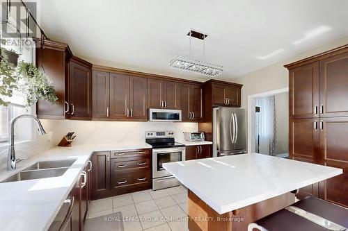 19 Richmond Park Drive, Georgina, ON - Indoor Photo Showing Kitchen With Stainless Steel Kitchen With Double Sink With Upgraded Kitchen