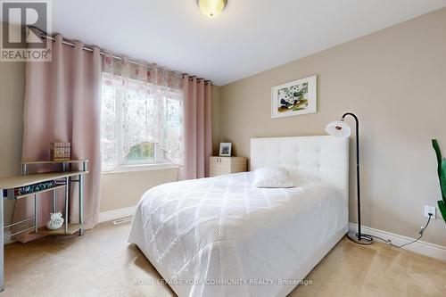 19 Richmond Park Drive, Georgina, ON - Indoor Photo Showing Bedroom
