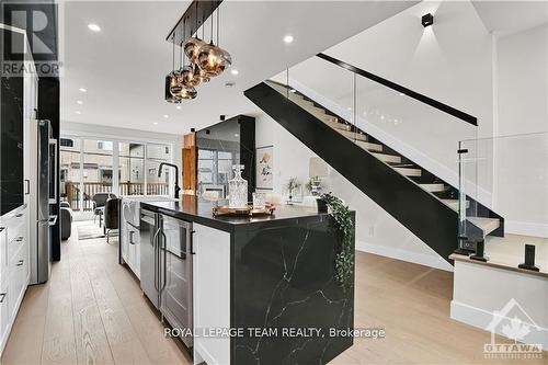 828 Alpine Avenue, Ottawa, ON - Indoor Photo Showing Kitchen With Upgraded Kitchen