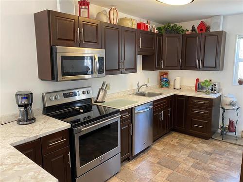 405 Gadwell Place, Duck Mountain Provincial Park, MB - Indoor Photo Showing Kitchen