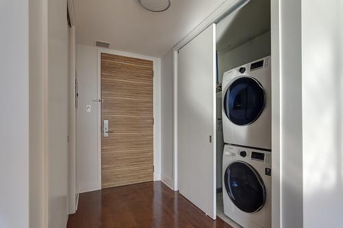 Hall - 704-801 Rue De La Commune E., Montréal (Ville-Marie), QC - Indoor Photo Showing Laundry Room