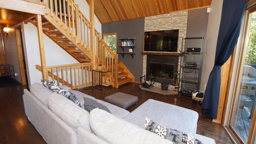 Salon - 210 Rue Préville, Saint-Alphonse-Rodriguez, QC - Indoor Photo Showing Living Room With Fireplace