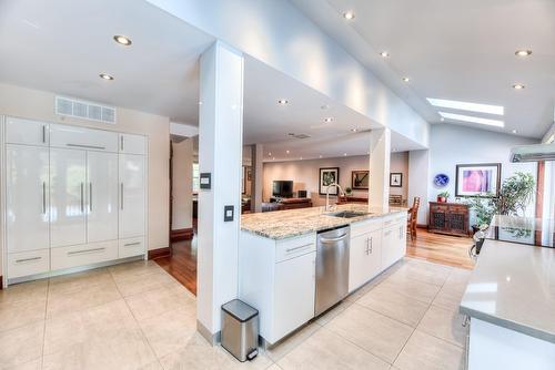 Kitchen - 107 Av. De Charente, Saint-Lambert, QC - Indoor Photo Showing Kitchen With Upgraded Kitchen