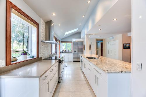 Kitchen - 107 Av. De Charente, Saint-Lambert, QC - Indoor Photo Showing Kitchen With Upgraded Kitchen