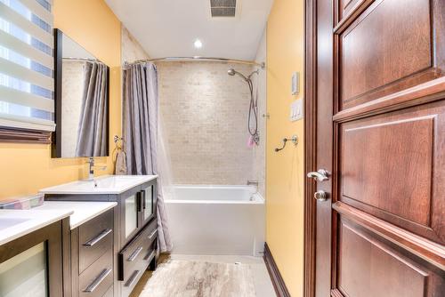Bathroom - 107 Av. De Charente, Saint-Lambert, QC - Indoor Photo Showing Bathroom