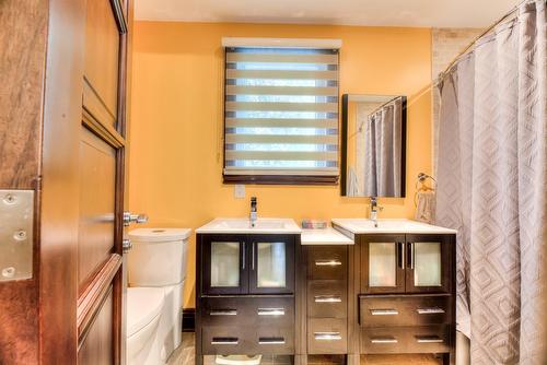 Bathroom - 107 Av. De Charente, Saint-Lambert, QC - Indoor Photo Showing Bathroom