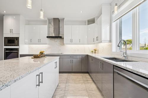 Cuisine - 5960 Rue Alexandre, Brossard, QC - Indoor Photo Showing Kitchen With Double Sink With Upgraded Kitchen