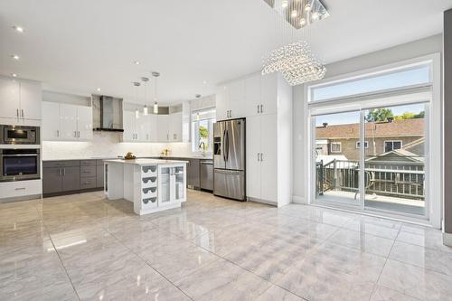Salle à manger - 5960 Rue Alexandre, Brossard, QC - Indoor Photo Showing Kitchen With Upgraded Kitchen