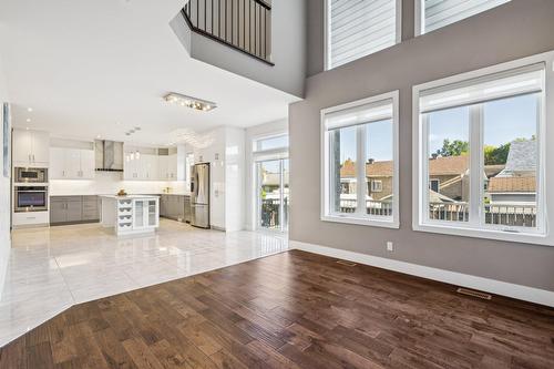 Salon - 5960 Rue Alexandre, Brossard, QC - Indoor