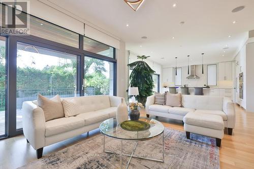 1456 Applewood Road, Mississauga, ON - Indoor Photo Showing Living Room