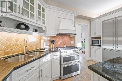 724 Atoka Drive, Mississauga, ON - Indoor Photo Showing Kitchen With Double Sink With Upgraded Kitchen