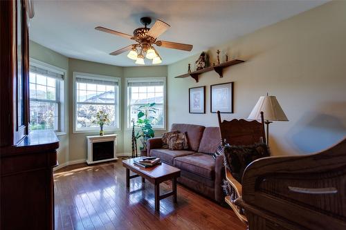 114-1188 Houghton Road, Kelowna, BC - Indoor Photo Showing Living Room