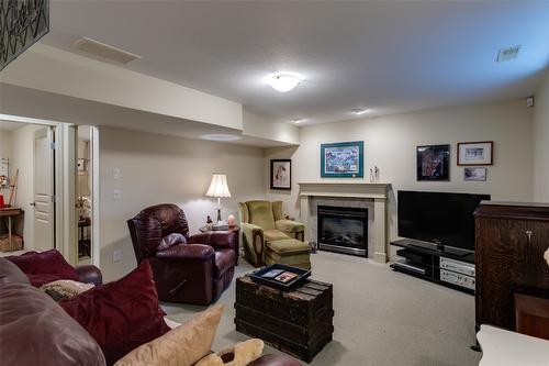 114-1188 Houghton Road, Kelowna, BC - Indoor Photo Showing Living Room With Fireplace