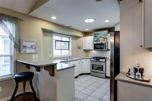 114-1188 Houghton Road, Kelowna, BC - Indoor Photo Showing Kitchen With Double Sink