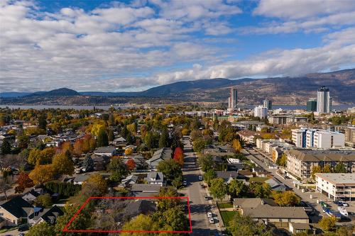 1025 Laurier Avenue, Kelowna, BC - Outdoor With View